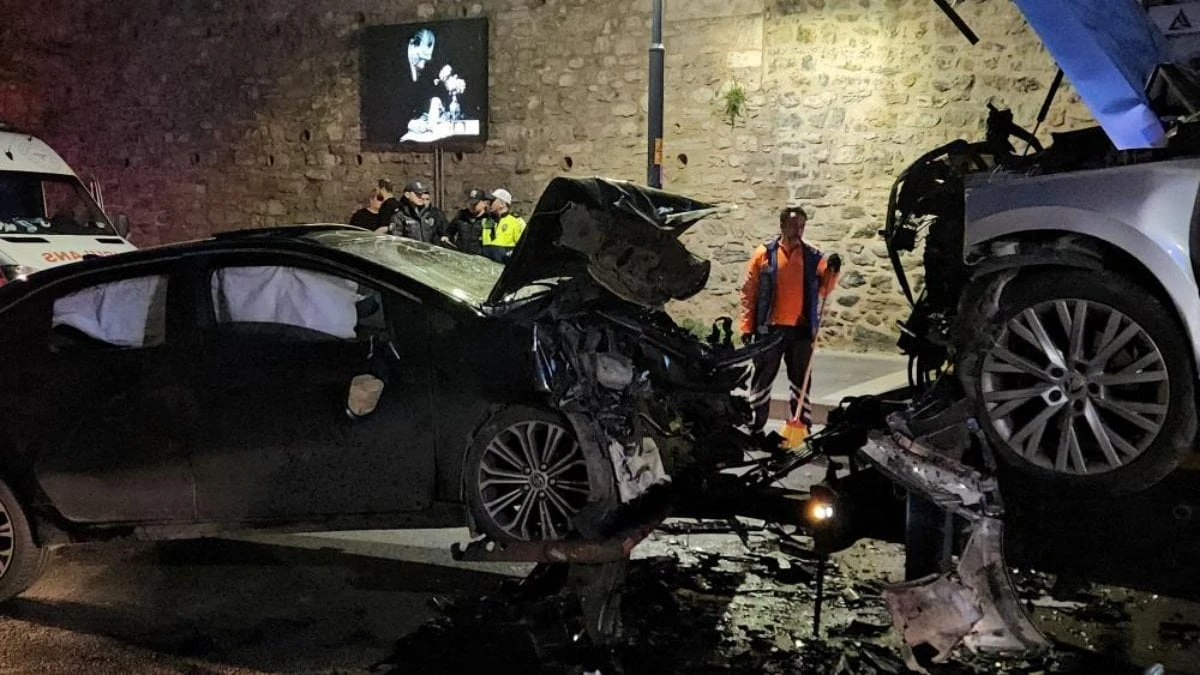Beşiktaş Çırağan Caddesi'nde kafa kafaya çarpışma: 9 yaralı