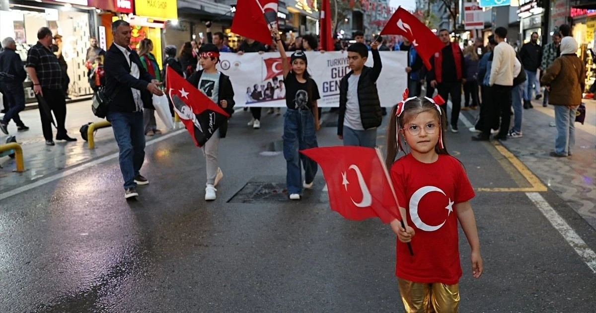 19 Mayıs'ta yurdun dört bir yanında fener alayları düzenlendi