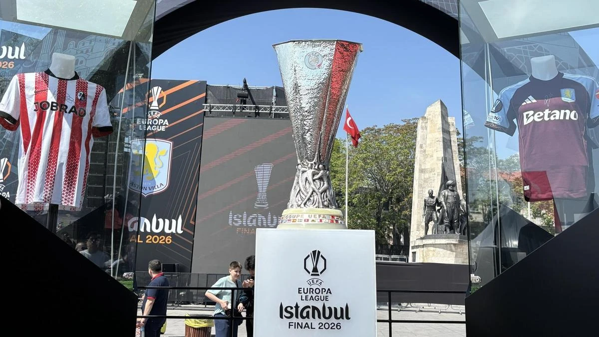İlhan Mansız, UEFA Kupasını Beşiktaş Meydanı'na Taşıdı