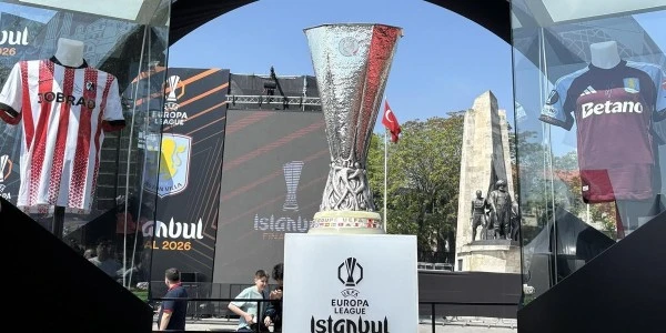 İlhan Mansız, UEFA Kupasını Beşiktaş Meydanı'na Taşıdı