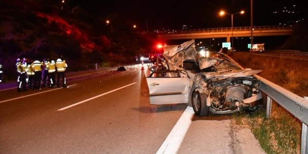 Hatay'da Payas-İskenderun yolunda tırla çarpışan otomobilde 18 yaşındaki kız...