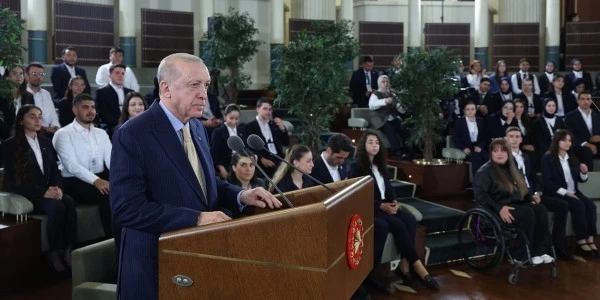 Erdoğan gençler ve milli sporcularla Cumhurbaşkanlığı'nda buluştu