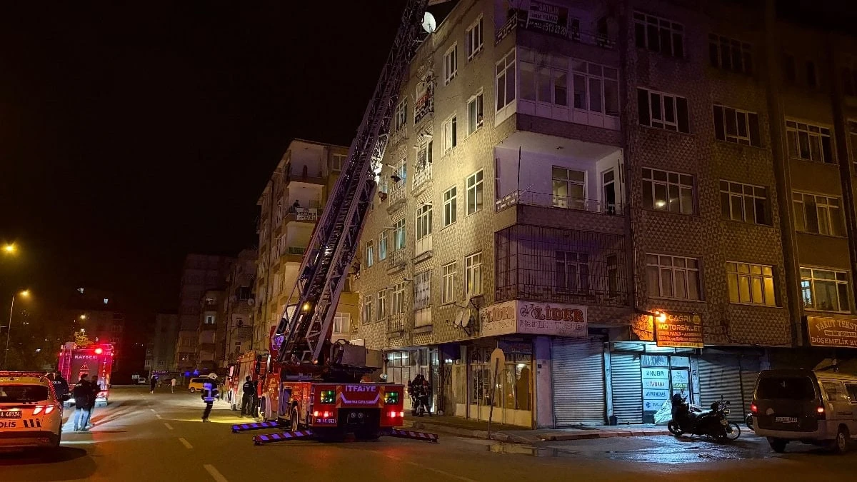 Kayseri'de bodrum kattaki atık yangını paniğe neden oldu