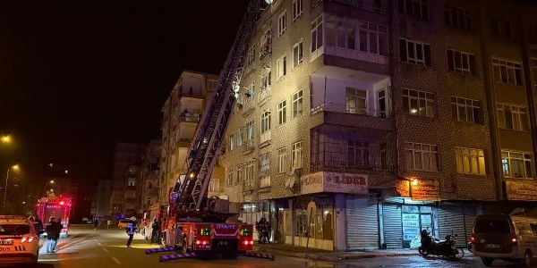 Kayseri'de bodrum kattaki atık yangını paniğe neden oldu