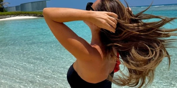 Hadise yaz sezonunu açtı: Sosyal medyada plaj pozlarıyla gündem