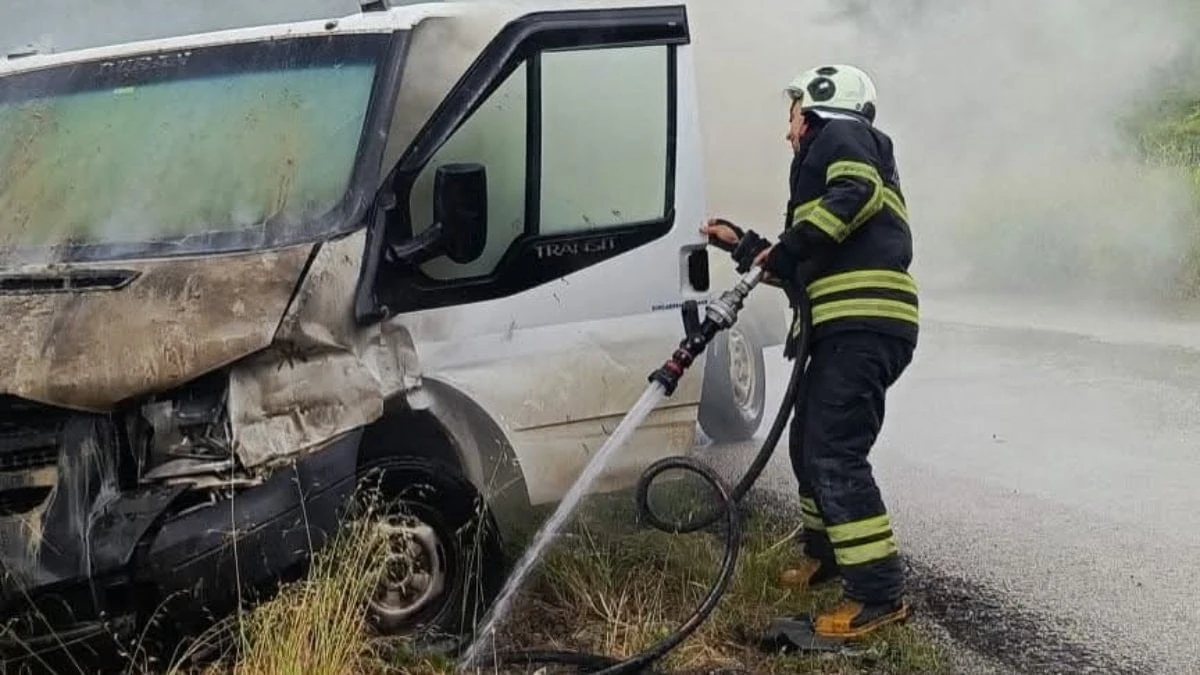 Hatay'da seyir halindeki pikap motoru alevlere teslim oldu, Defne