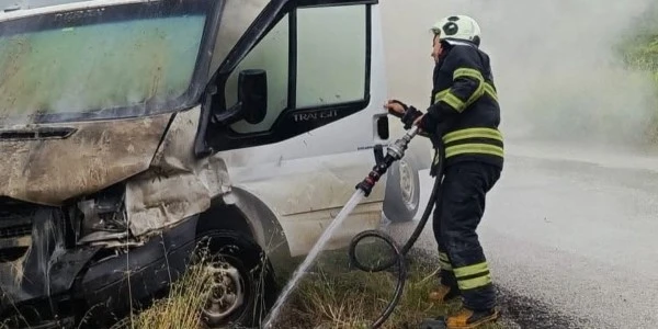 Hatay'da seyir halindeki pikap motoru alevlere teslim oldu, Defne