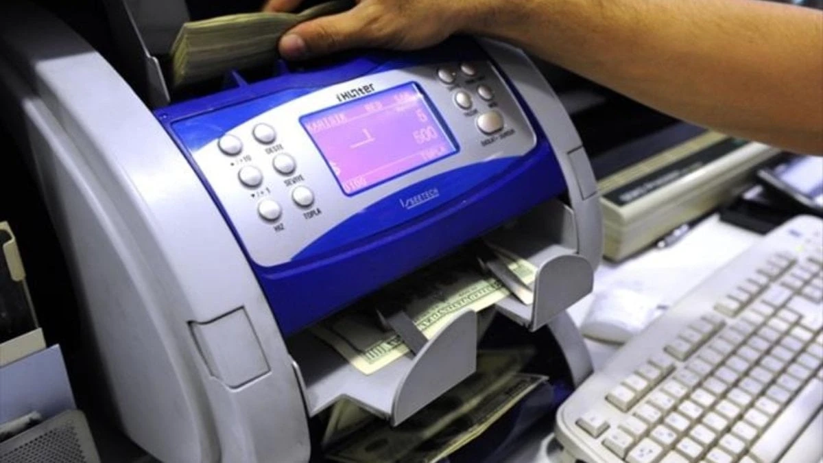 Dolar ve euro hafif dalgalı; altının onsu ise düştü