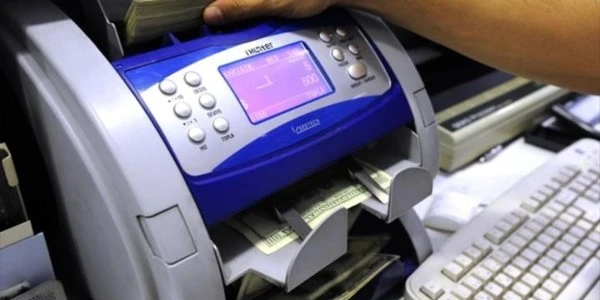 Dolar ve euro hafif dalgalı; altının onsu ise düştü