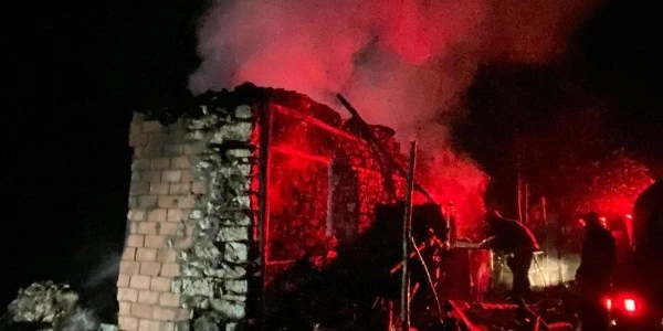 Kumluca'da ev yangını: 94 yaşındaki kadın yaralandı