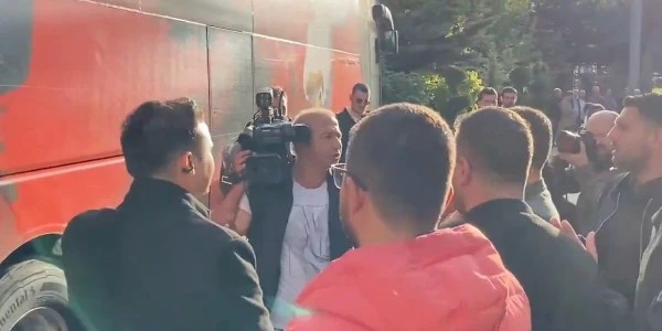 CHP Genel Merkezi önünde arbede: Gazeteciler uzaklaştırıldı