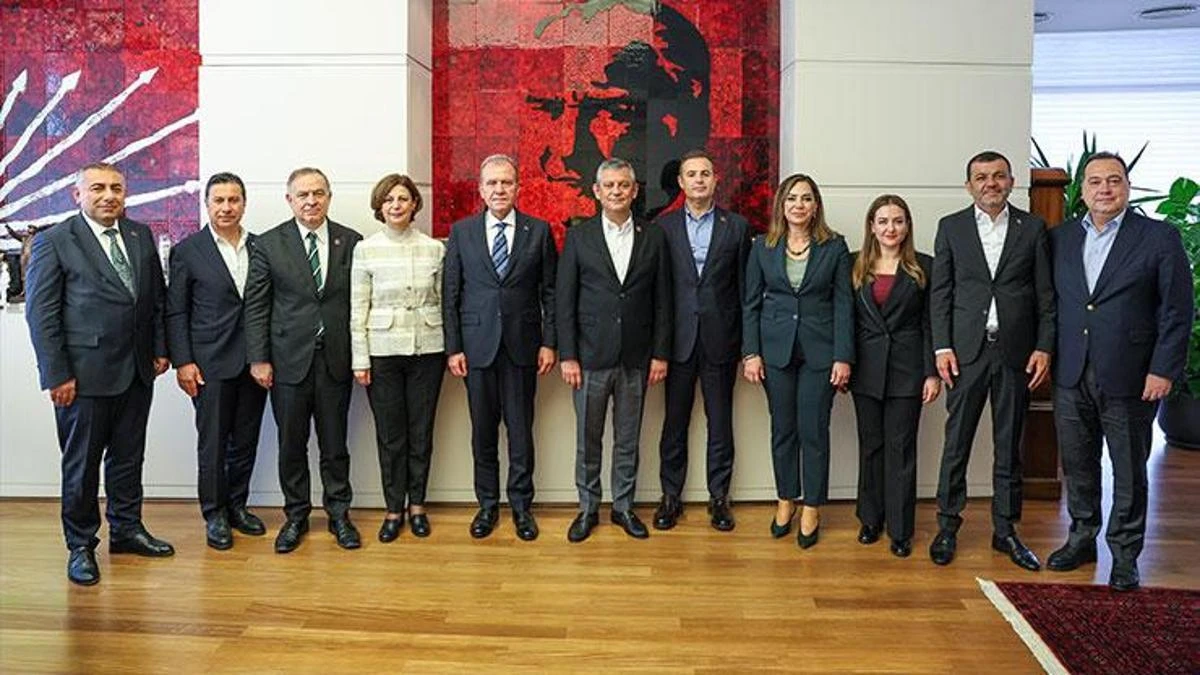 Özgür Özel, CHP Genel Merkezi'nde büyükşehir belediye başkanlarıyla buluştu