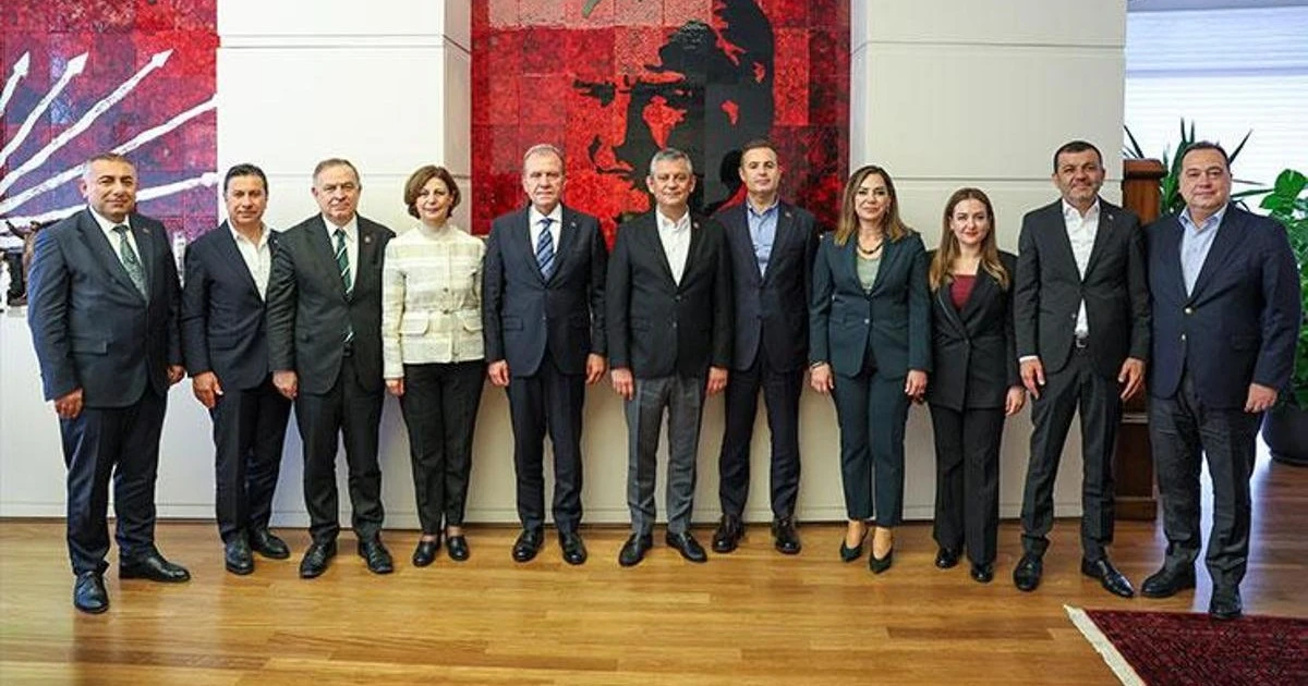 Özgür Özel, CHP Genel Merkezi'nde büyükşehir belediye başkanlarıyla buluştu