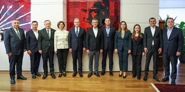 Özgür Özel, CHP Genel Merkezi'nde büyükşehir belediye başkanlarıyla buluştu