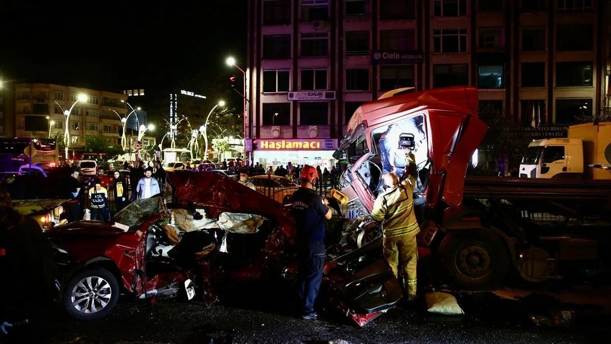 Giresun'da tır iki otomobile çarptı: 5 kişi hayatını kaybetti