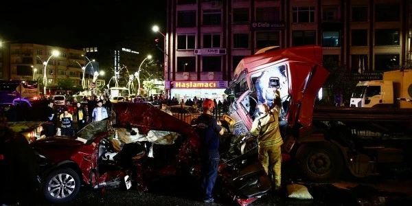 Giresun'da tır iki otomobile çarptı: 5 kişi hayatını kaybetti