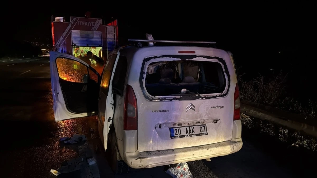 Osmaniye'de yolda hafif ticari araç alev alarak kullanılamaz oldu