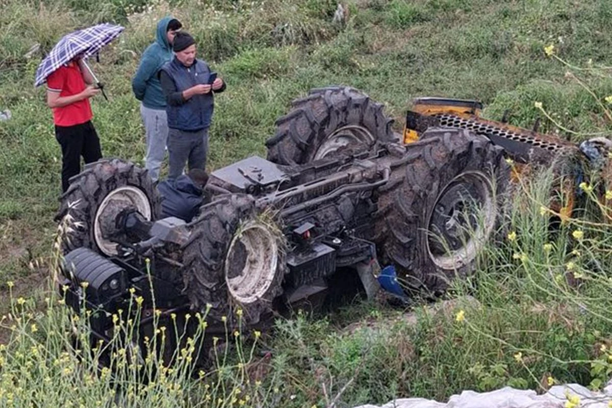 Hatay'da devrilen traktörün altında 15 yaşındaki çocuk öldü