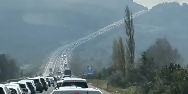 İstanbul’da bayram telaşı: Kent çıkışlarında kilometrelerce araç