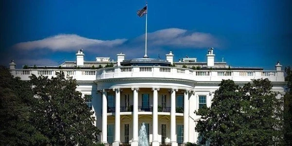 Beyaz Saray yakınlarında 20-30 silah sesi: Trump içeride, güvenlik alarma geçti