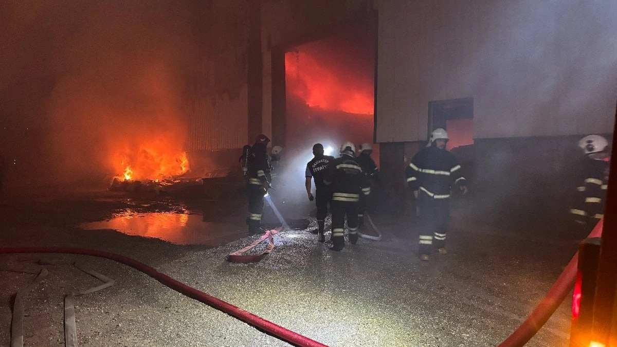 Gaziantep'te mobilya fabrikasında yangın kontrol altına alındı