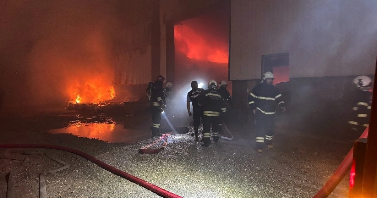 Gaziantep'te mobilya fabrikasında yangın kontrol altına alındı