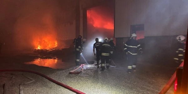 Gaziantep'te mobilya fabrikasında yangın kontrol altına alındı