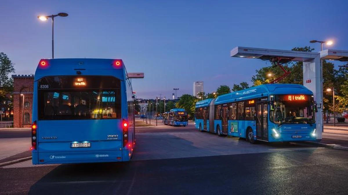 Göteborg'da sürücüsüz otobüs ilk yolcu seferinde tramvayla çarpıştı