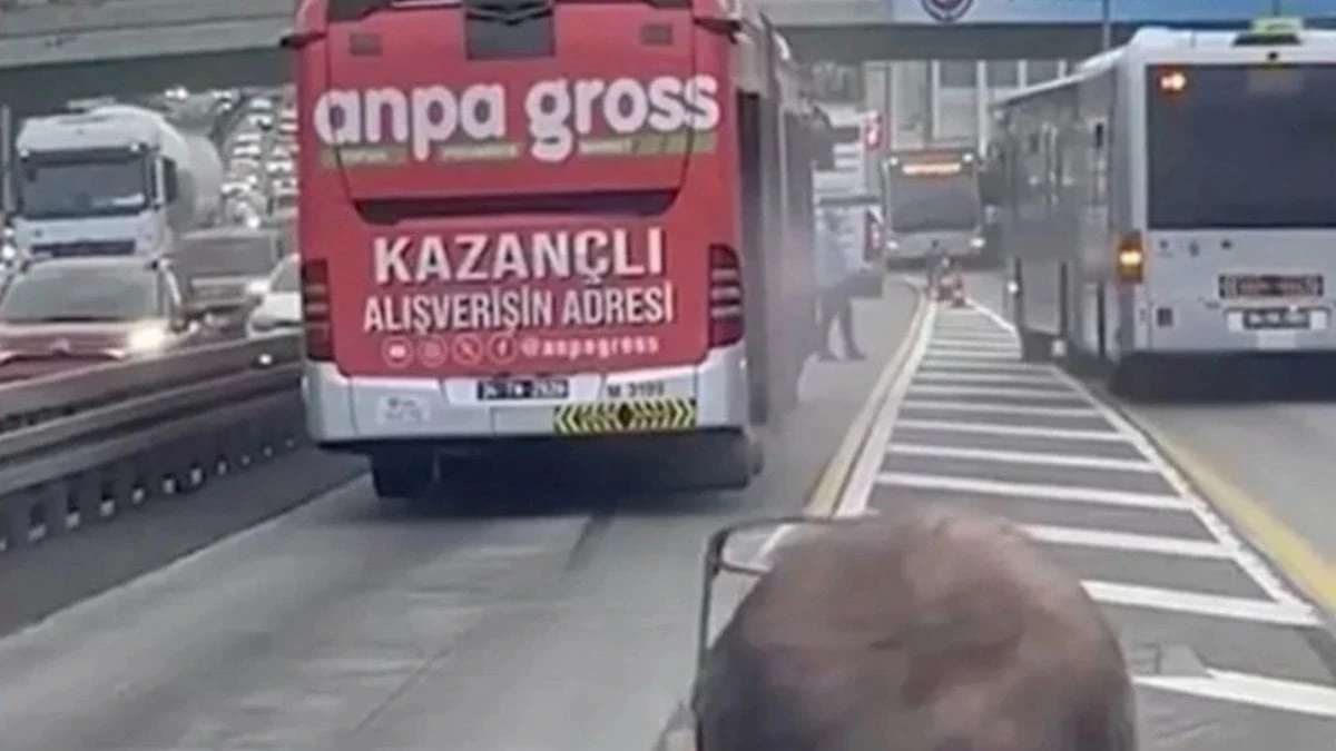 İstanbul'da seyir halindeki metrobüsün motorunda küçük yangın