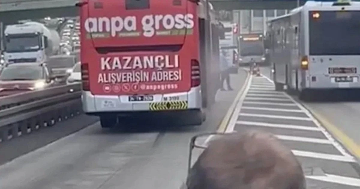 İstanbul'da seyir halindeki metrobüsün motorunda küçük yangın