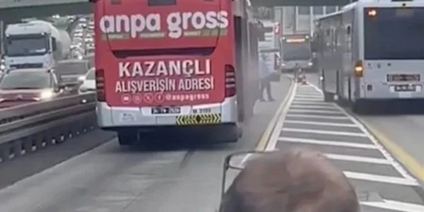 İstanbul'da seyir halindeki metrobüsün motorunda küçük yangın