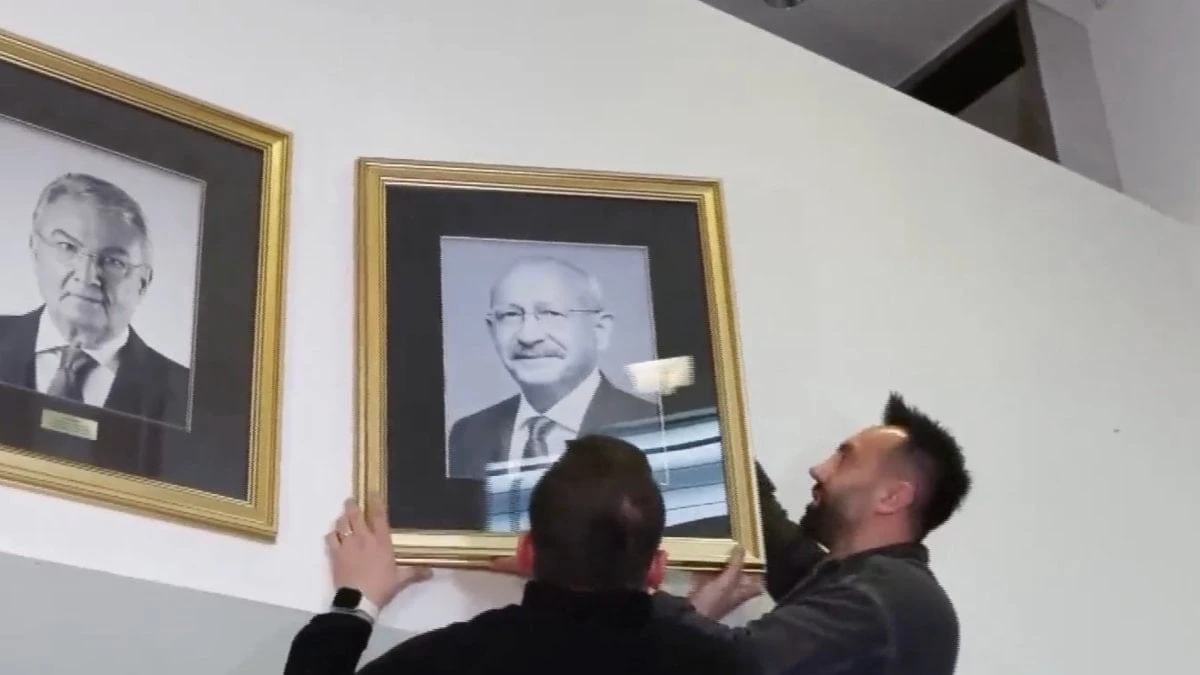Kılıçdaroğlu'nun fotoğrafı CHP Genel Merkezi'ne yeniden asıldı