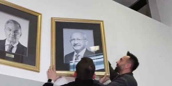 Kılıçdaroğlu'nun fotoğrafı CHP Genel Merkezi'ne yeniden asıldı