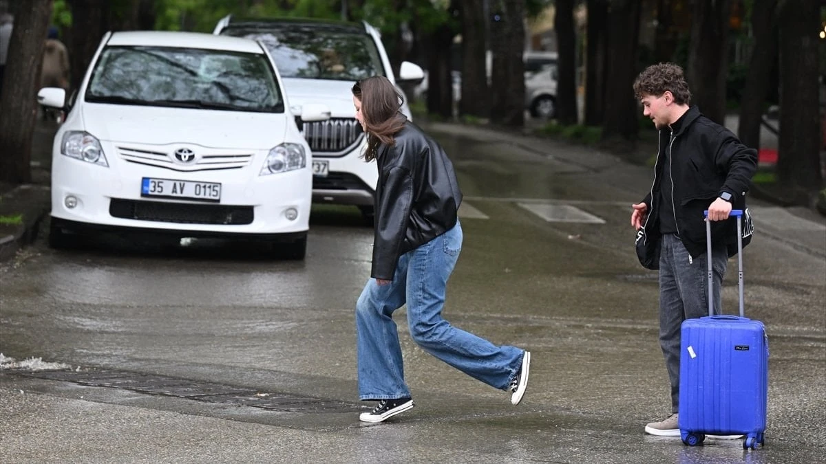 Birçok ilde sağanak sürüyor: Sıcaklıklar mevsim normallerinde