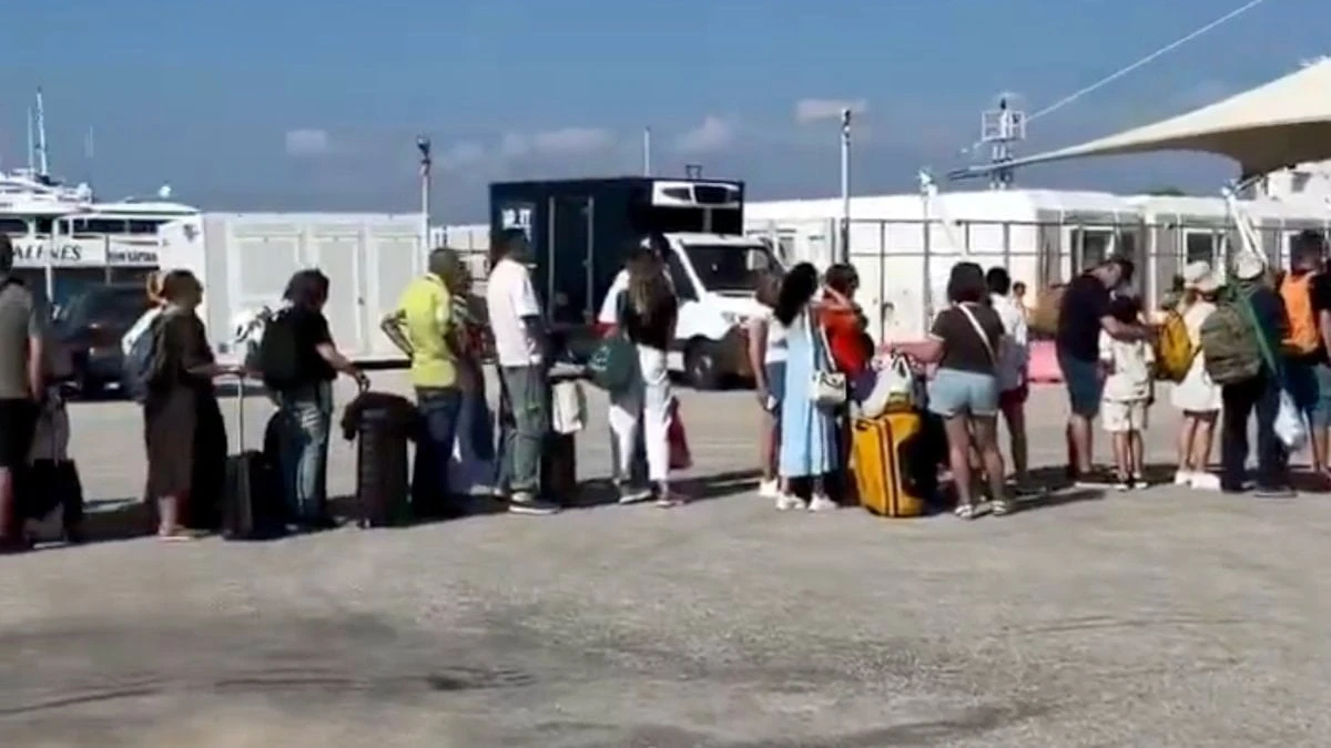 Bayramı Yunan Adaları'nda geçirmek isteyenler iskeleye akın etti
