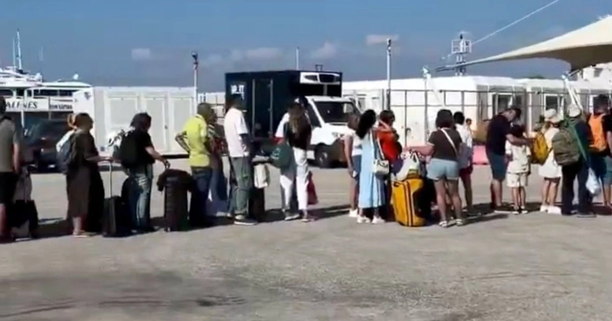 Bayramı Yunan Adaları'nda geçirmek isteyenler iskeleye akın etti