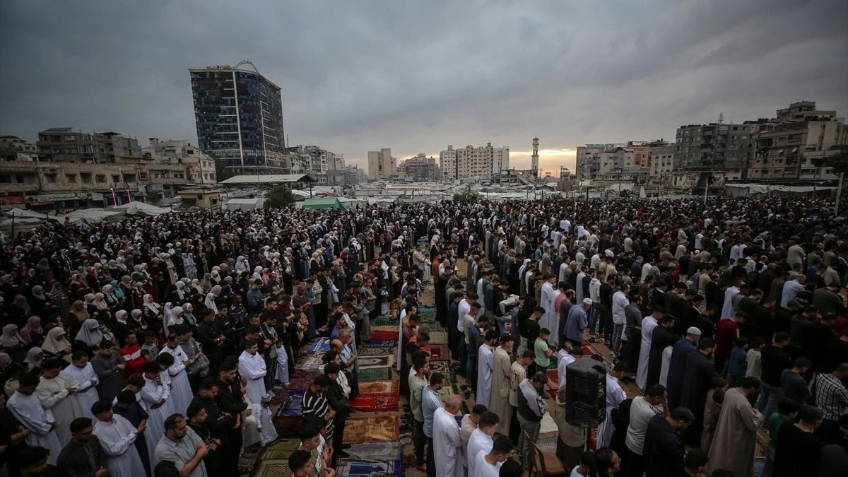 Gazze'de Enkaz Gölgesinde Bayram: Sokaklarda Sessiz Namaz ve Dua
