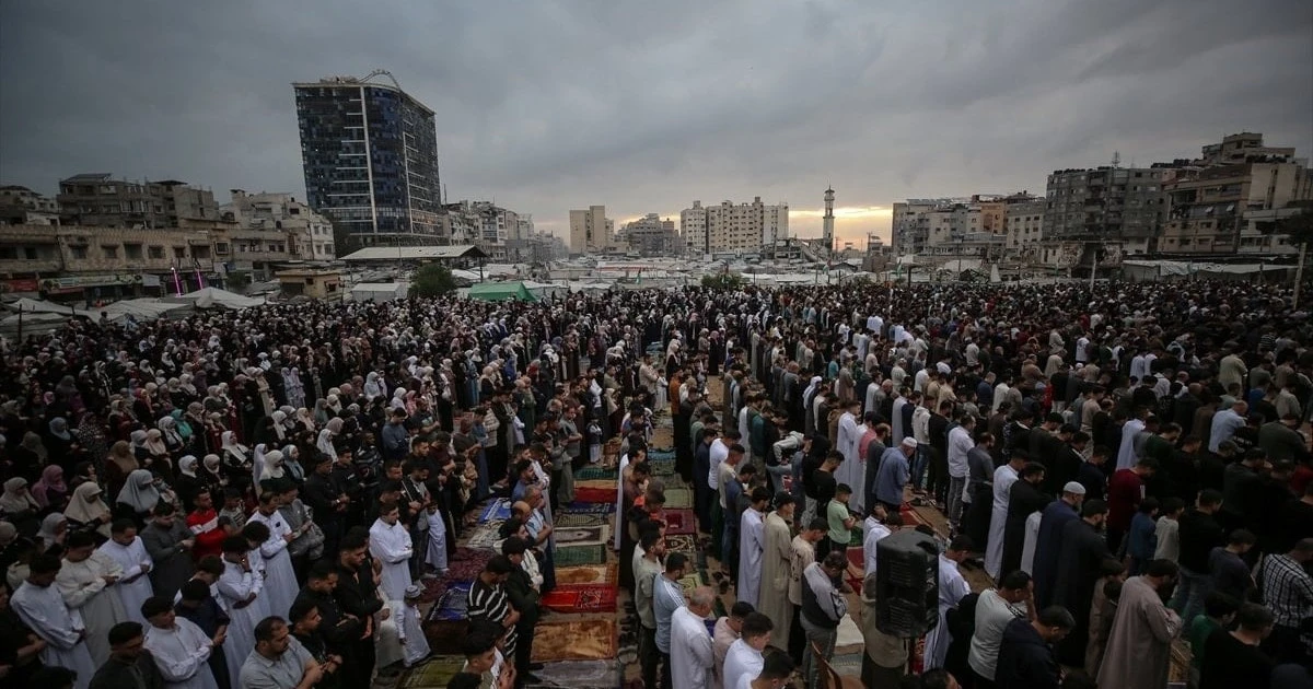 Gazze'de Enkaz Gölgesinde Bayram: Sokaklarda Sessiz Namaz ve Dua