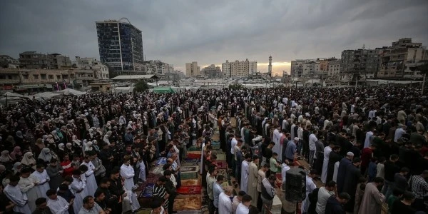 Gazze'de Enkaz Gölgesinde Bayram: Sokaklarda Sessiz Namaz ve Dua