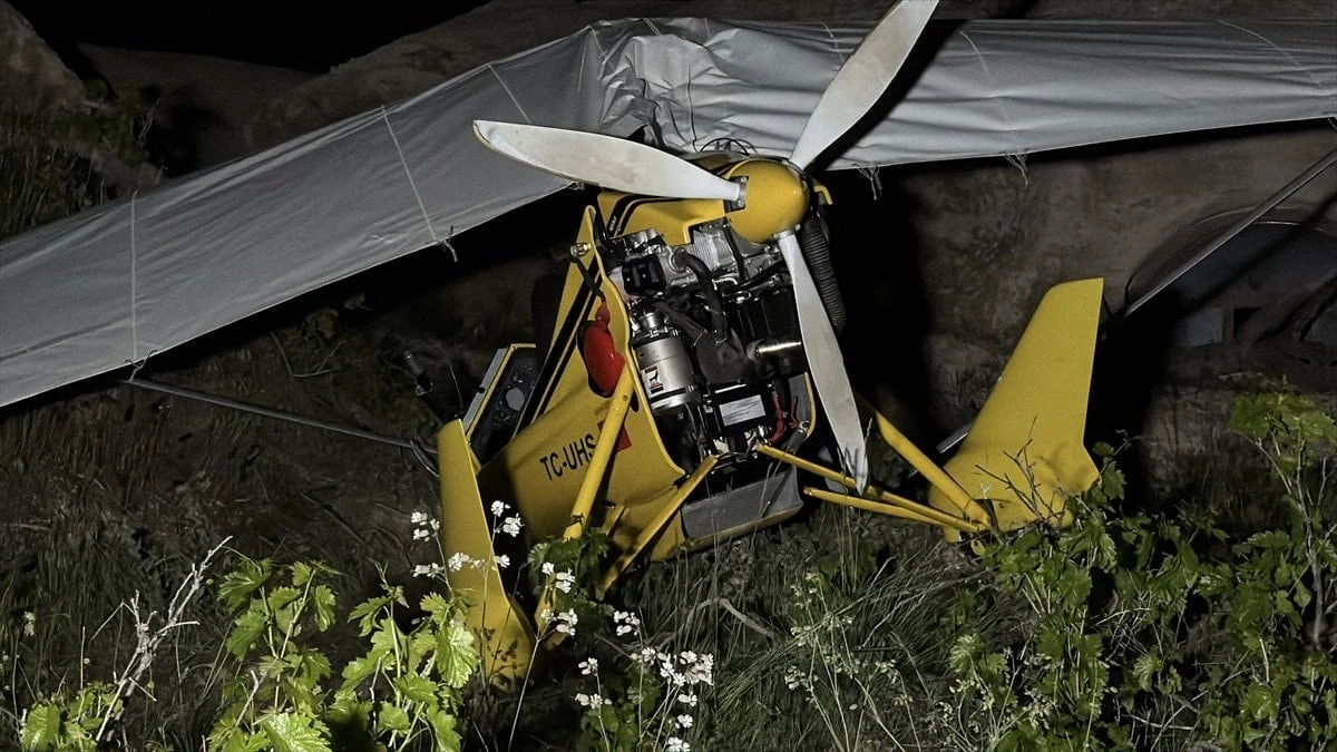 Nevşehir'de microlight acil iniş yaptı: Pilot ve yolcu yaralandı