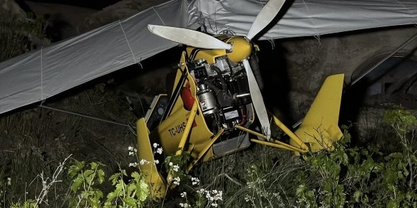 Nevşehir'de microlight acil iniş yaptı: Pilot ve yolcu yaralandı