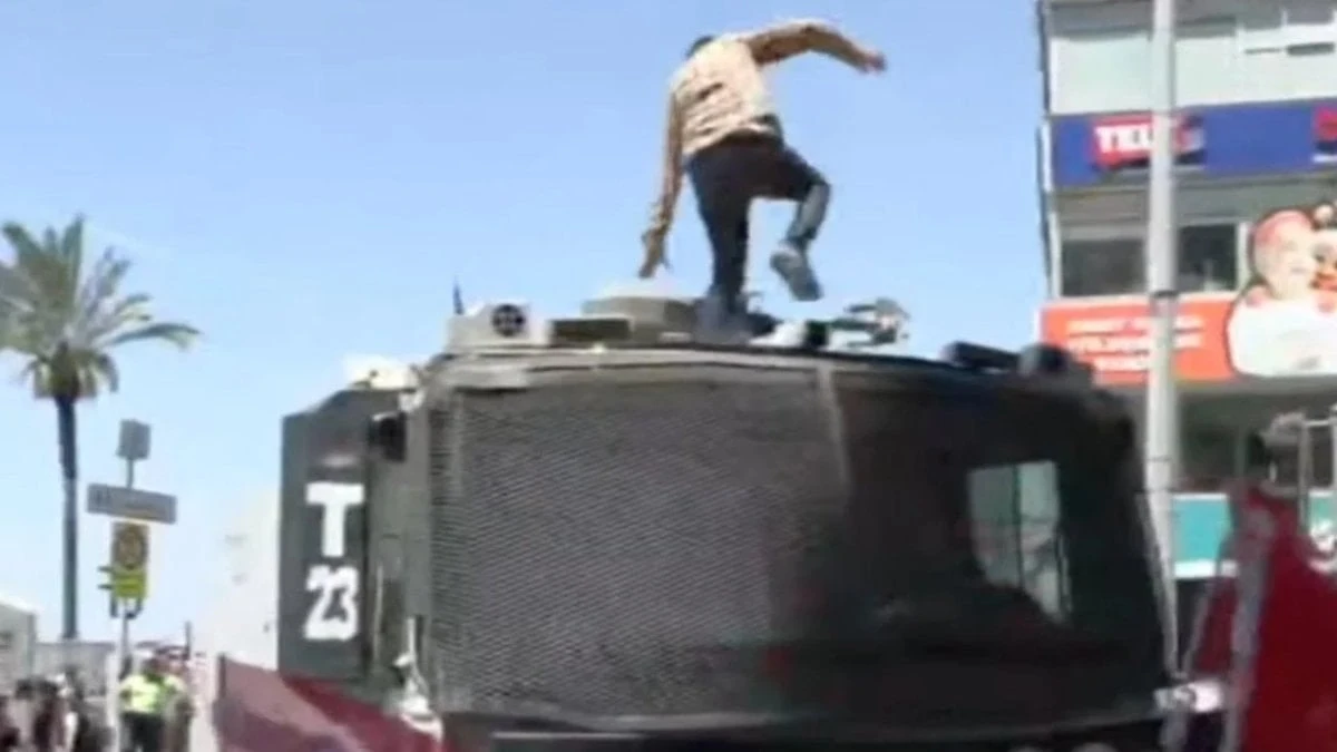 İzmir'de TOMA'nın Üzerine Çıkıp Tekmeleyen Şüpheli Tutuklandı