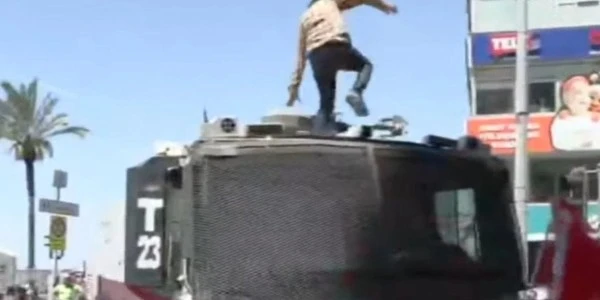 İzmir'de TOMA'nın Üzerine Çıkıp Tekmeleyen Şüpheli Tutuklandı