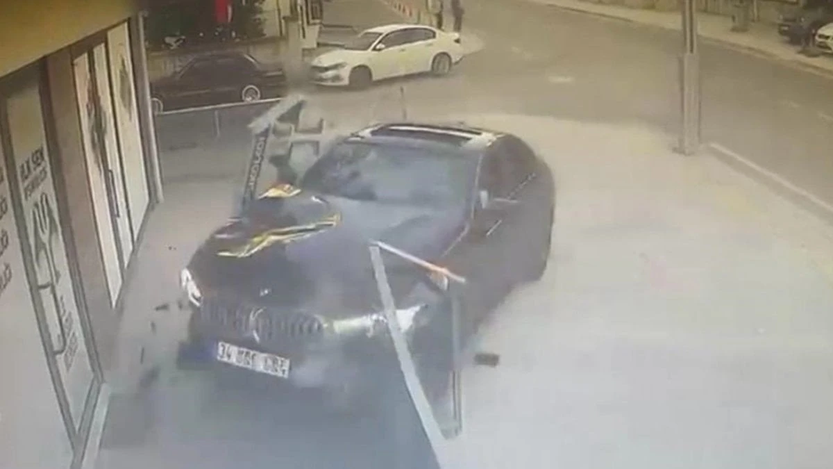 Kocaeli'de kontrolden çıkan otomobil iş yerine daldı