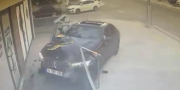 Kocaeli'de kontrolden çıkan otomobil iş yerine daldı