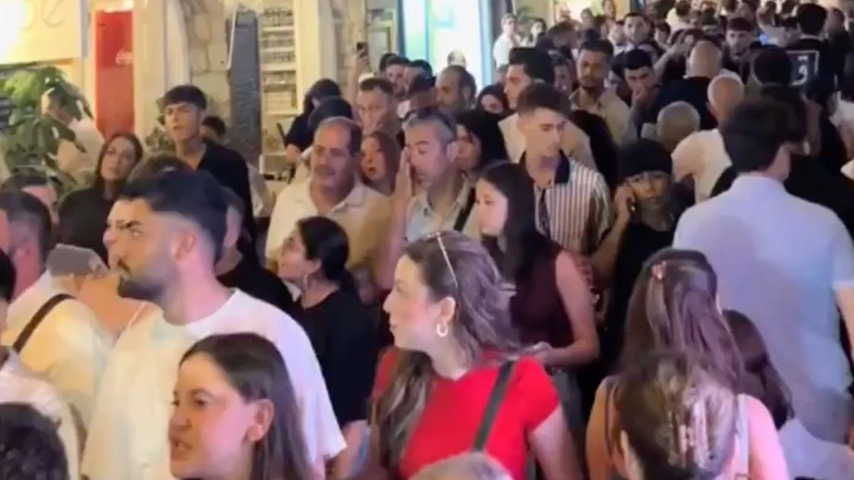 Alaçatı'da bayram izdihamı: Sokaklar ve kafeler doldu taştı