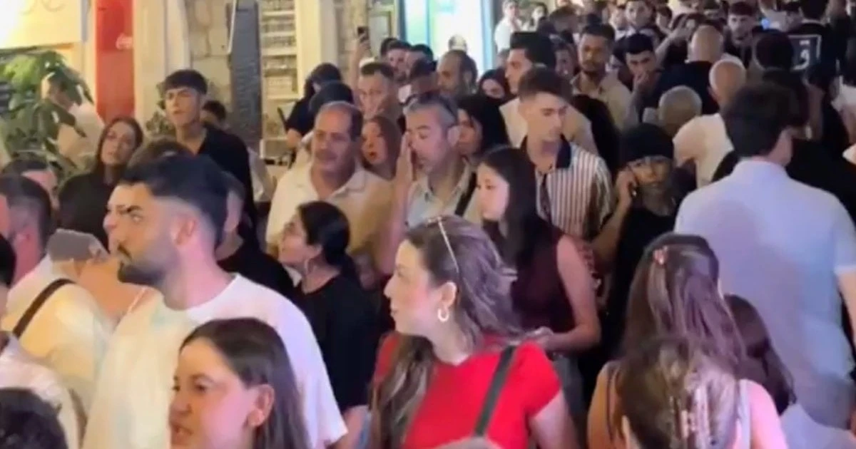 Alaçatı'da bayram izdihamı: Sokaklar ve kafeler doldu taştı