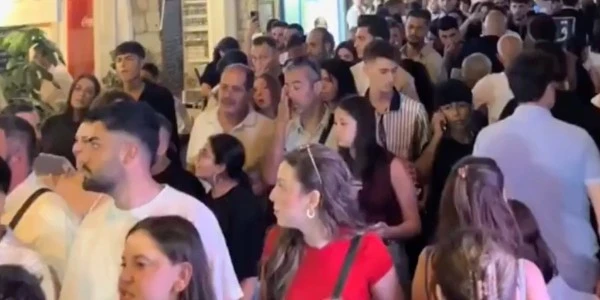 Alaçatı'da bayram izdihamı: Sokaklar ve kafeler doldu taştı