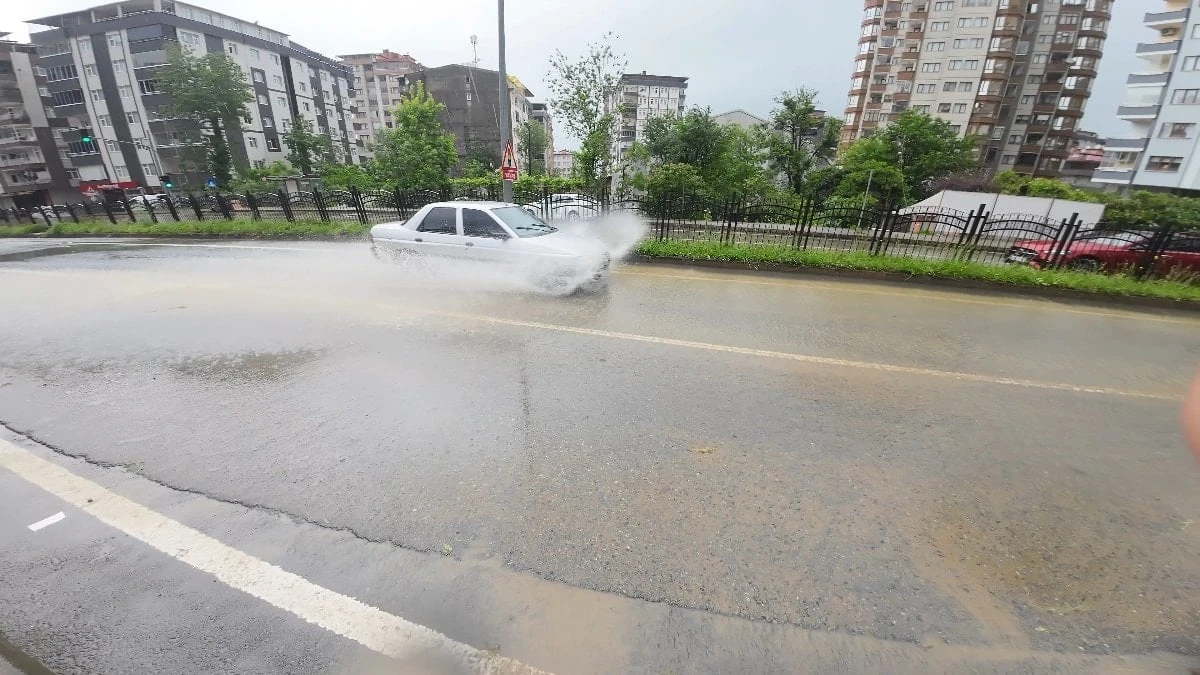 Rize'de sağanak: Menfezler taştı, cadde ve sokaklar göle döndü