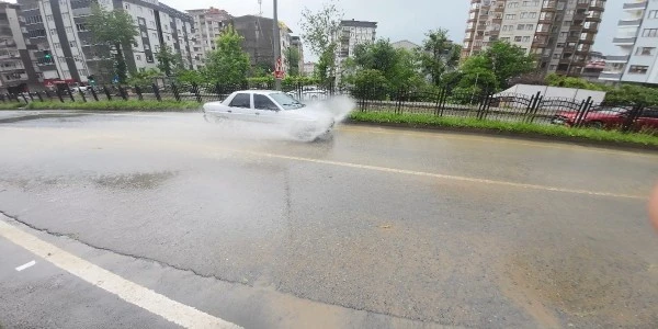 Rize'de sağanak: Menfezler taştı, cadde ve sokaklar göle döndü